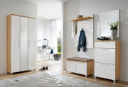 Modernes 5-teiliges Garderoben-Set in heller Holzoptik mit weißen Hochglanzfronten, bestehend aus einem großen Schrank, einer Sitzbank mit Stauraum, einer Wandgarderobe mit Hutablage und Spiegel, aus der Perspektive eines hellen, einladenden Raumes.