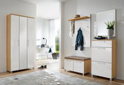 Modernes 5-teiliges Garderoben-Set in heller Holzoptik mit weißen Hochglanzfronten, bestehend aus einem großen Schrank, einer Sitzbank mit Stauraum, einer Wandgarderobe mit Hutablage und Spiegel, aus der Perspektive eines hellen, einladenden Raumes.