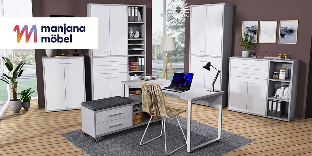 Modern kantoor met witte meubels en houten decoraties van manjana möbel tegen de achtergrond van het stadsgezicht