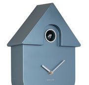 Moderne blaue Wanduhr in Hausform mit Kuckuck, seitliche Perspektive