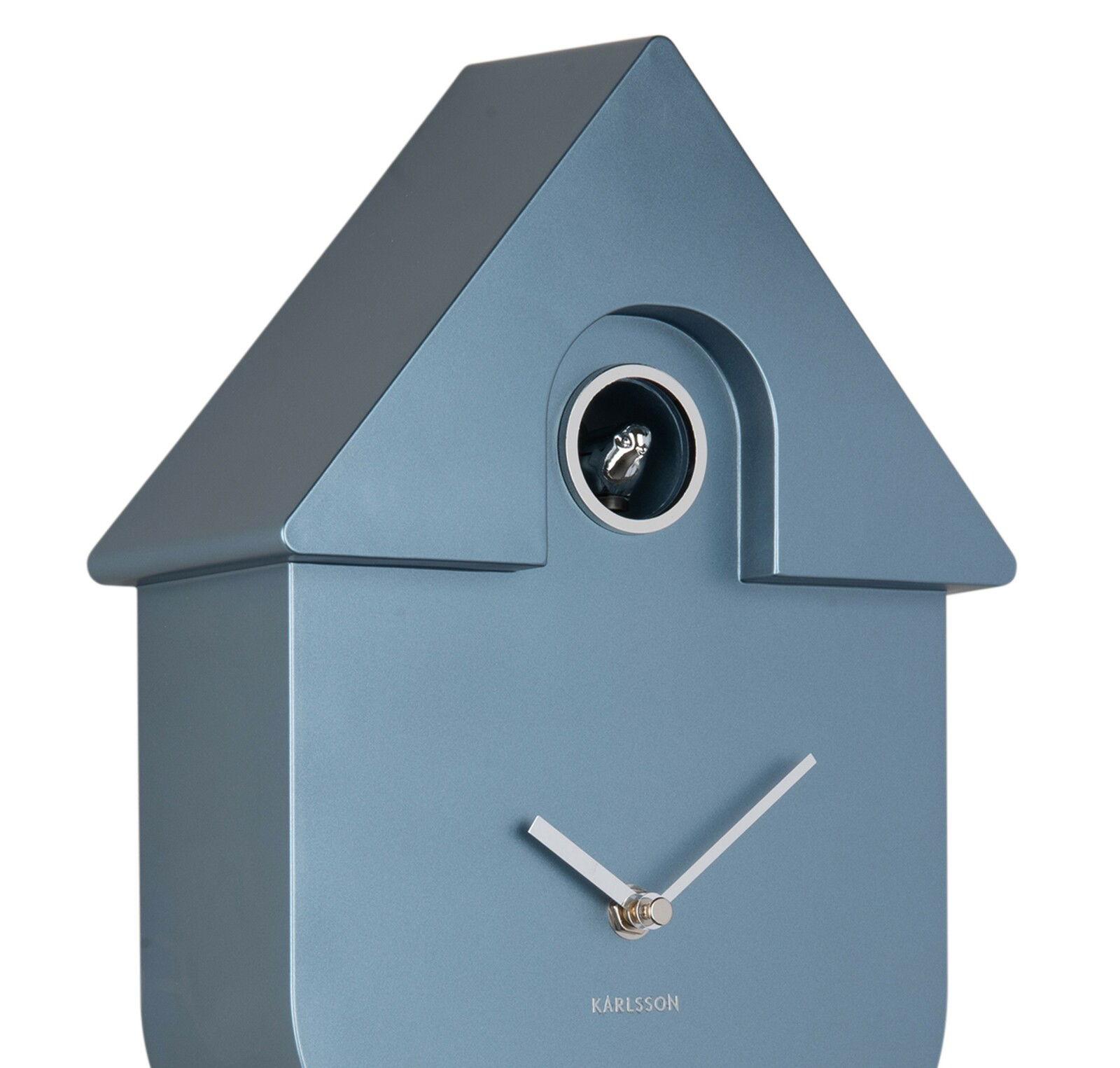 Moderne blaue Wanduhr in Hausform mit Kuckuck, seitliche Perspektive