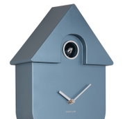 Moderne blauwe wandklok in de vorm van een huis met koekoek, zijaanzicht