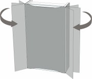 Graue, faltbare Präsentationswand/Display mit seitlichen Flügeln und Drehpfeilen, gezeigt in schräger Vorderansicht (3/4-Perspektive)