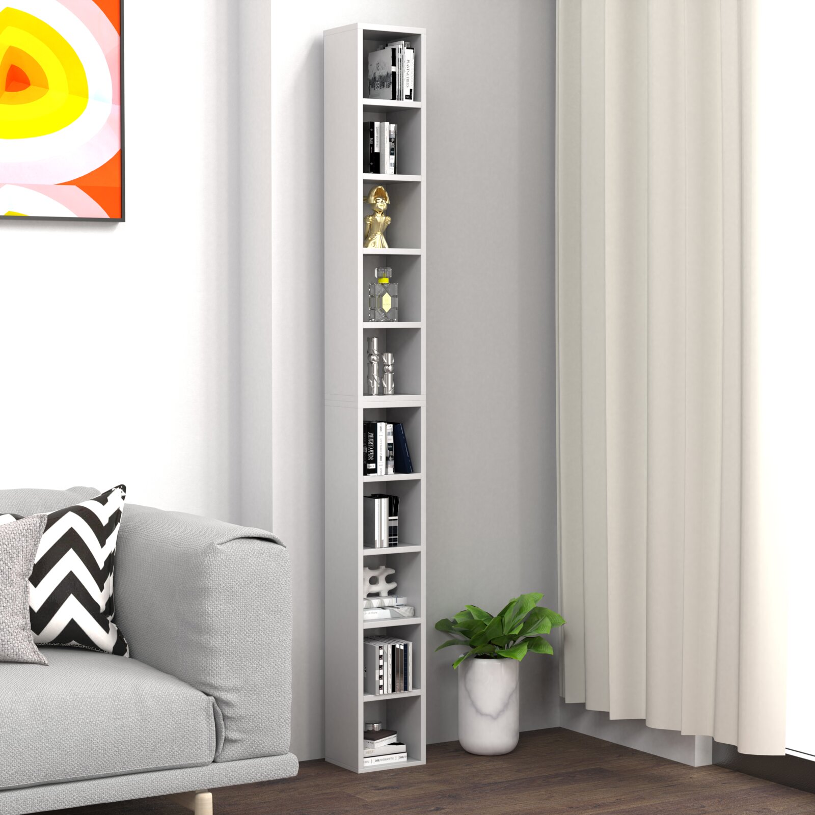 Schmales, hohes weißes Standregal mit mehreren offenen Fächern, dekoriert mit Büchern und Deko, in einer Wohnzimmer-Ecke neben Sofa und Vorhang, Perspektive: frontale Ansicht mit leichter Seitenperspektive von links.
