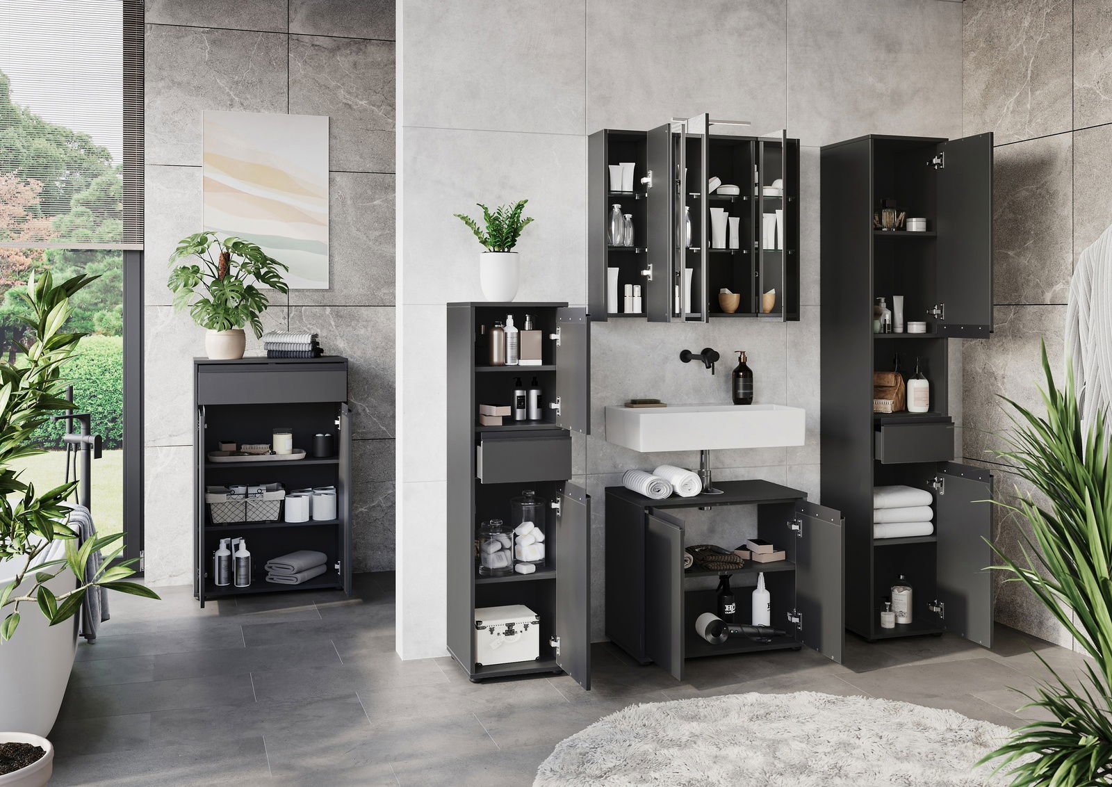 Moderne Badezimmermöbel in dunklem Design, inklusive Hochschrank, aus der Perspektive eines hellen, stilvollen Badezimmers mit Pflanzen und Accessoires.