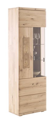 Vitrine aus hellem Holz mit Glastür, seitliche Perspektive, zeigt Gläser und Schalen im Inneren.