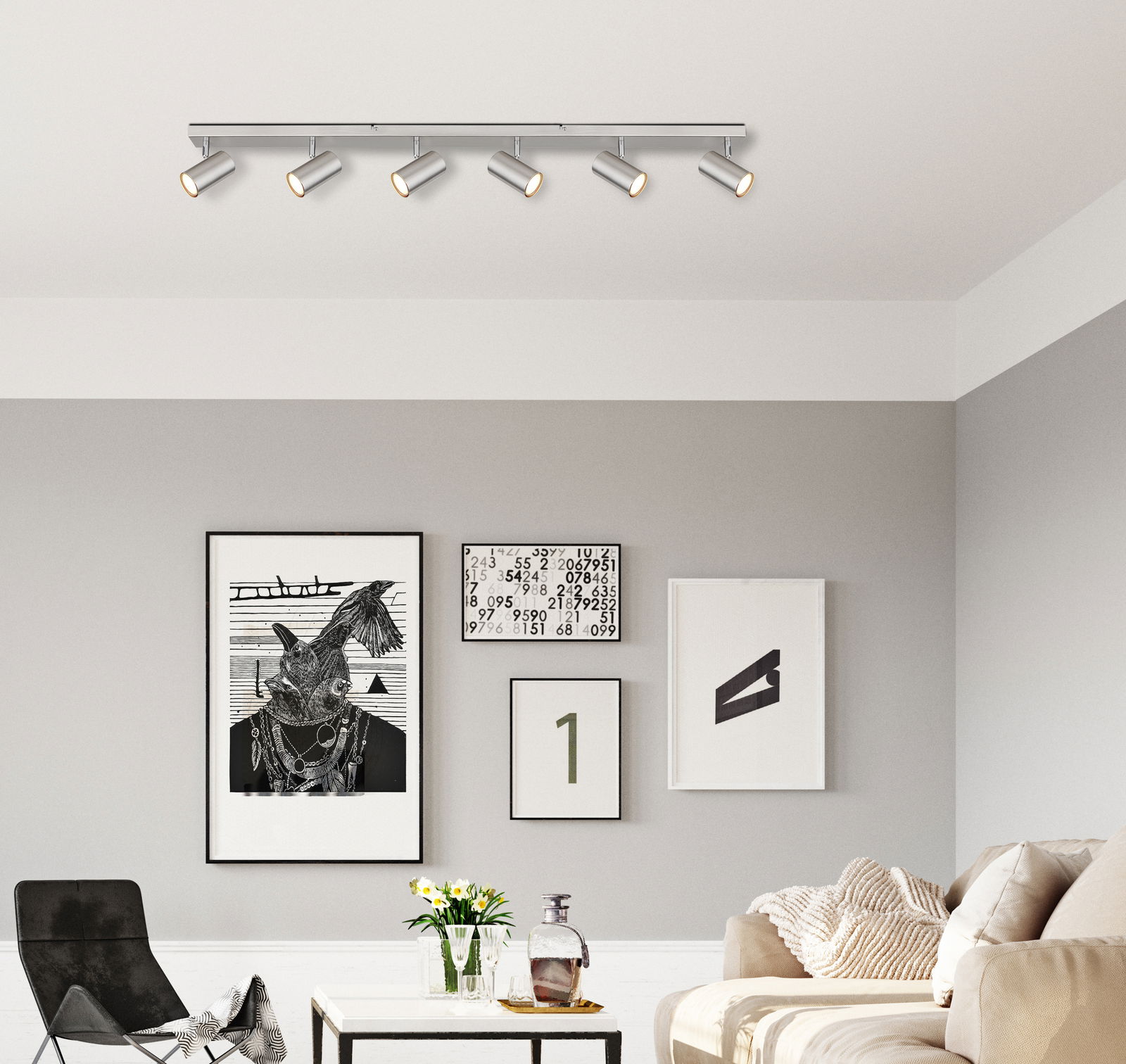 Moderne Deckenstrahler mit sieben verstellbaren Leuchten in einem stilvoll eingerichteten Wohnzimmer, Perspektive von vorne.