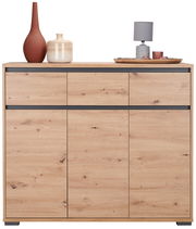 Frontale Ansicht eines modernen Sideboards aus Holz mit drei Schubladen und drei Türen, dekoriert mit Vasen und einer Lampe.