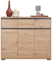 Frontale Ansicht eines modernen Sideboards aus Holz mit drei Schubladen und drei Türen, dekoriert mit Vasen und einer Lampe.