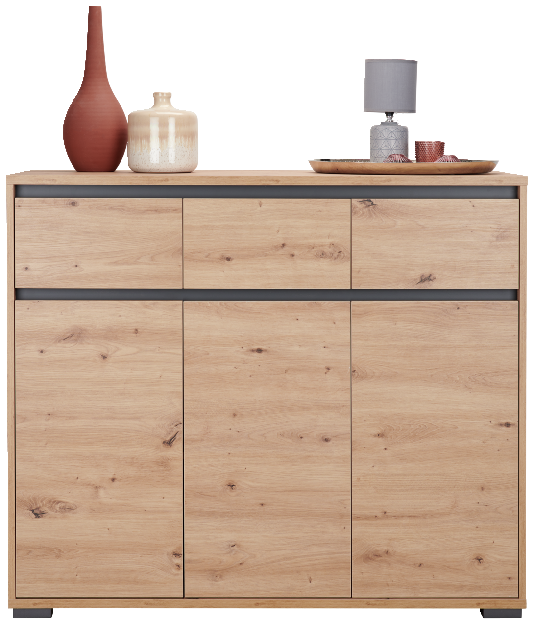Frontale Ansicht eines modernen Sideboards aus Holz mit drei Schubladen und drei Türen, dekoriert mit Vasen und einer Lampe.
