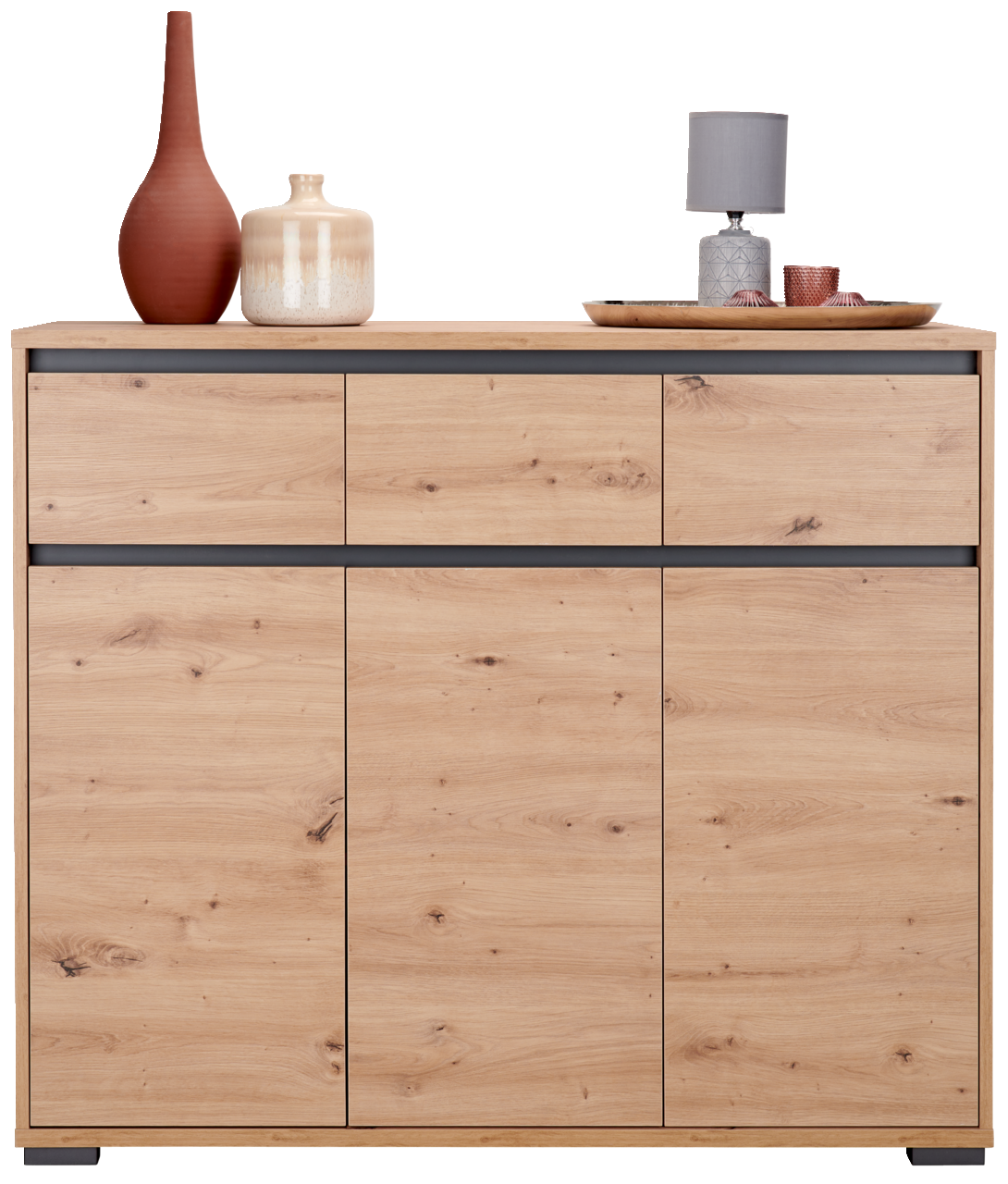Frontale Ansicht eines modernen Sideboards aus Holz mit drei Schubladen und drei Türen, dekoriert mit Vasen und einer Lampe.
