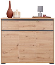 Frontale Ansicht eines modernen Sideboards aus Holz mit drei Schubladen und drei Türen, dekoriert mit Vasen und einer Lampe.