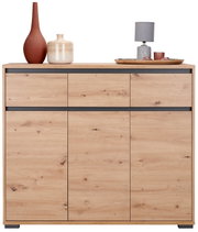 Frontale Ansicht eines modernen Sideboards aus Holz mit drei Schubladen und drei Türen, dekoriert mit Vasen und einer Lampe.