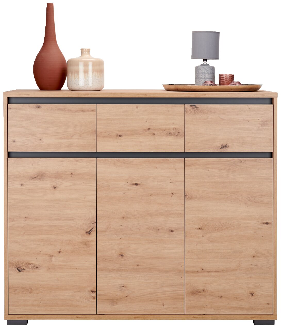 Vooraanzicht van een modern houten dressoir met drie lades en drie deuren, versierd met vazen en een lamp.