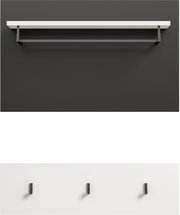 Minimalistische Wandgarderobe mit weißem Regalbrett und schwarzer Kleiderstange auf dunkler Wand, frontal aus der Vorderansicht aufgenommen.