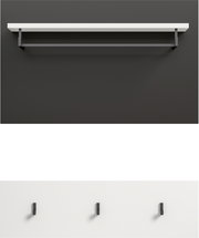 Minimalistische Wandgarderobe mit weißem Regalbrett und schwarzer Kleiderstange auf dunkler Wand, frontal aus der Vorderansicht aufgenommen.
