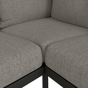 Nahaufnahme einer grauen Loungeecke mit Textilbezug und Metallrahmen, Perspektive von oben.