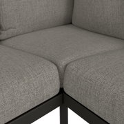 Nahaufnahme einer grauen Loungeecke mit Textilbezug und Metallrahmen, Perspektive von oben.
