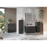 Moderner Badezimmer-Unterschrank in dunklem Design, frontal betrachtet, umgeben von weiteren Badmöbeln und Pflanzen.