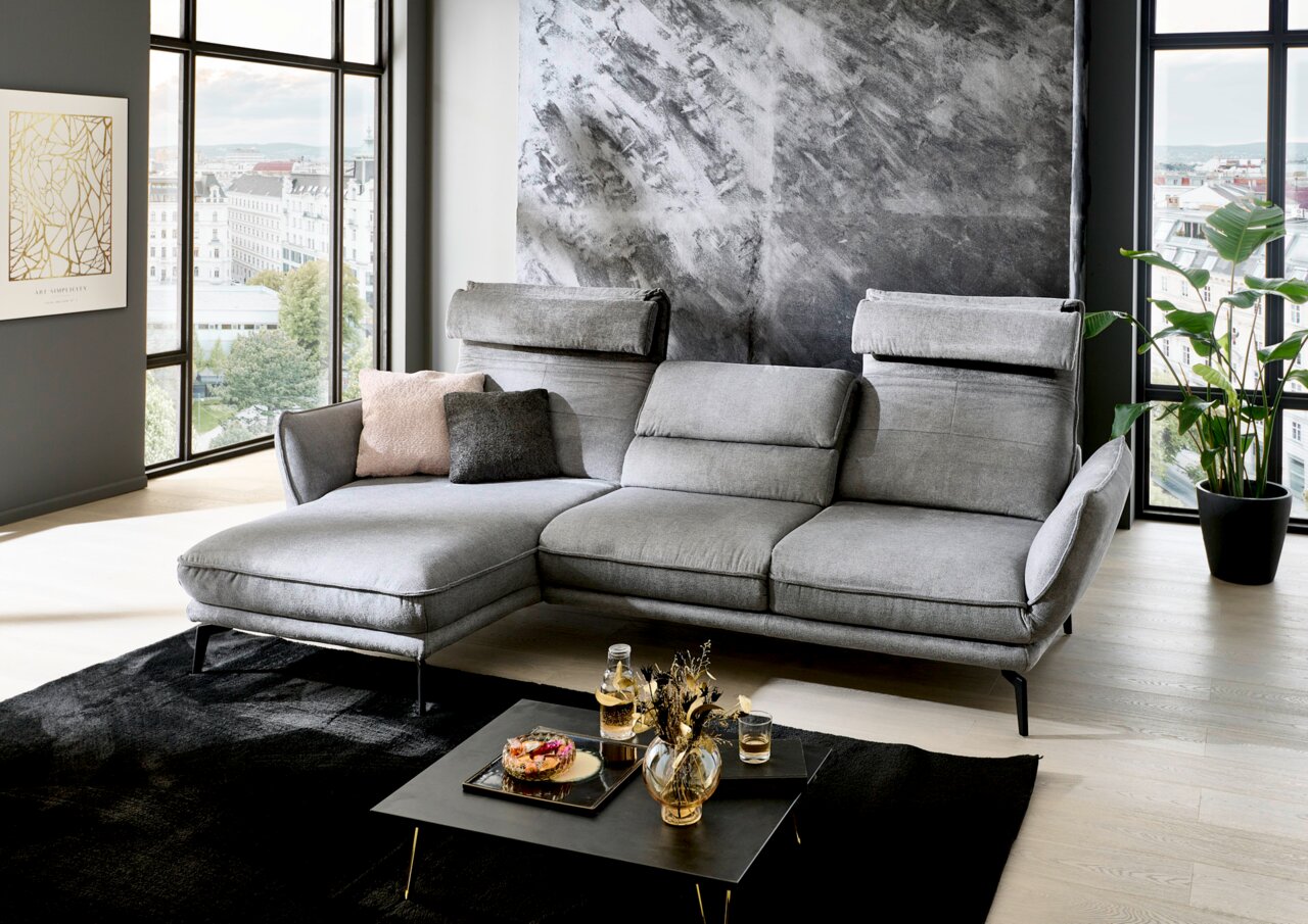 Grijze longchair-set in een moderne woonkamer met grote ramen, zijaanzicht