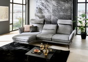 Grijze longchair-set in een moderne woonkamer met grote ramen, zijaanzicht