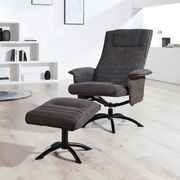 Moderner Relaxsessel mit Hocker in dunklem Stoffbezug, seitliche Perspektive in einem hellen Raum.