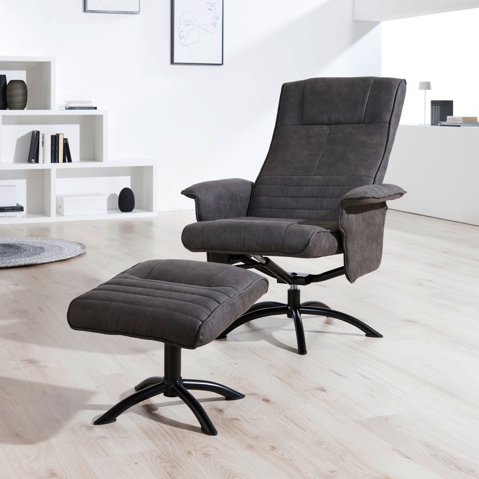 Moderner Relaxsessel mit Hocker in dunklem Stoffbezug, seitliche Perspektive in einem hellen Raum.