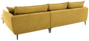 Senfgelbes, modernes 3-Sitzer-Sofa mit Stoffbezug, gerader Rückenlehne, losen Rückenkissen und schwarzen Metallfüßen, Ansicht von hinten schräg rechts.