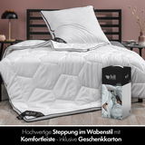 Bettdecke 4 Jahreszeiten 135x2 auf einem Bett mit Kissen, hochwertige Steppung im Wabenstil, seitliche Perspektive