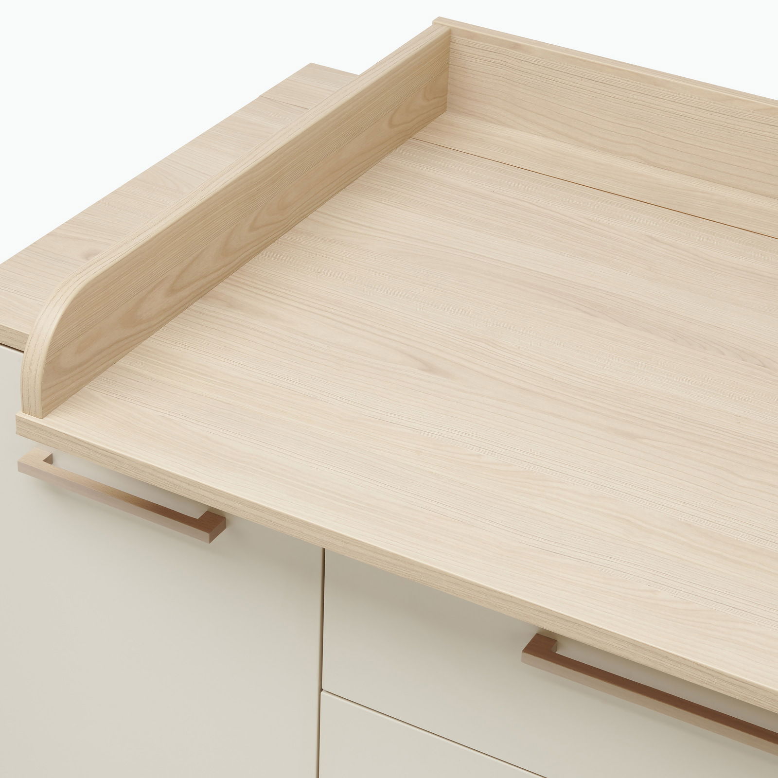 Wickelaufsatz aus hellem Holz, von oben betrachtet, auf einer Kommode montiert.