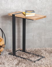 Moderner Beistelltisch mit Holzplatte und schwarzem Metallgestell, seitliche Perspektive