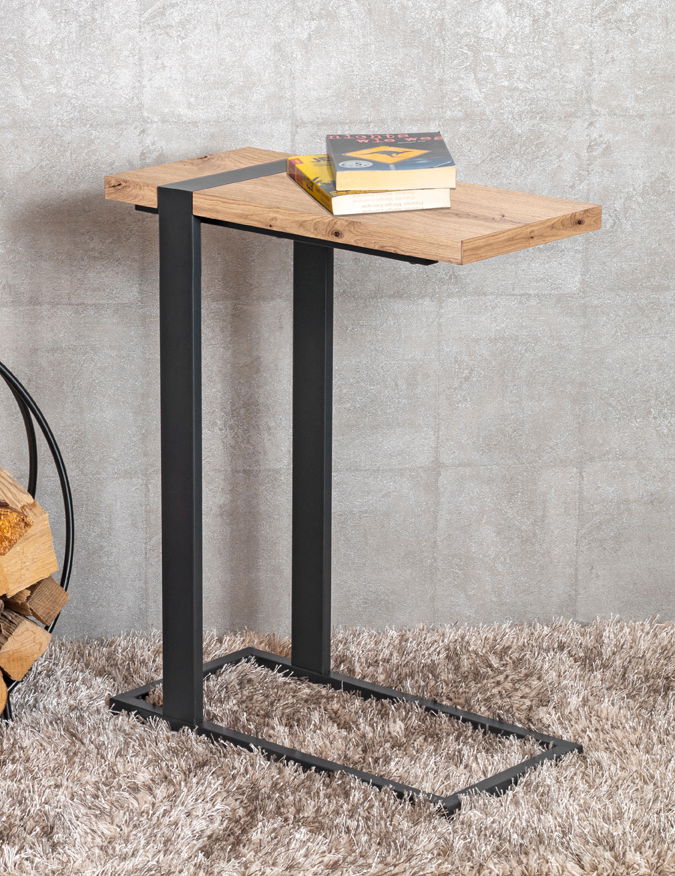 Moderner Beistelltisch mit Holzplatte und schwarzem Metallgestell, seitliche Perspektive