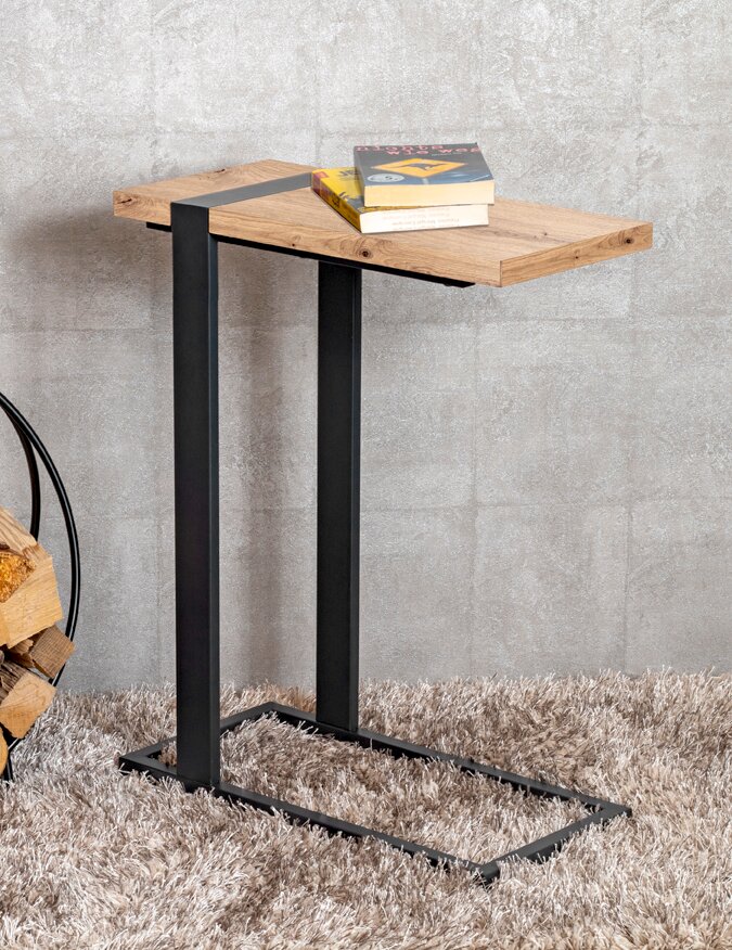 Moderner Beistelltisch mit Holzplatte und schwarzem Metallgestell, seitliche Perspektive
