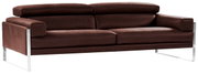 Braunes dreisitziges Sofa mit Metallbeinen, seitliche Perspektive