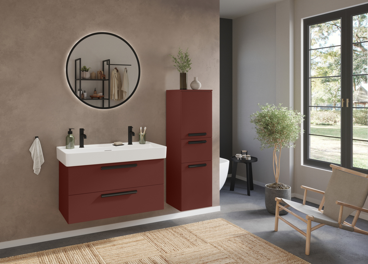 Modernes Badezimmer mit Waschtisch-Set für zwei Armaturen in einer stilvollen, roten Schrankkombination, seitliche Perspektive.