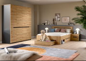 Modernes Schlafzimmer-Set mit großem Kleiderschrank, Holzbett mit ausziehbarer Schublade und Nachttisch in heller Holzoptik mit schwarzen Griffleisten; Perspektive: frontale Ansicht mit leichtem Blick von links.