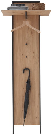 Garderobenpaneel aus Holz mit schwarzem Metallrahmen, Kleiderbügel, Regalfach mit gefalteten Textilien und Korb, frontal betrachtet.