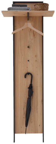 Garderobenpaneel aus Holz mit schwarzem Metallrahmen, Kleiderbügel, Regalfach mit gefalteten Textilien und Korb, frontal betrachtet.