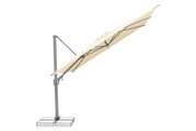 Zijaanzicht van een beige parasol met een stevig metalen frame en een vierkante voet.