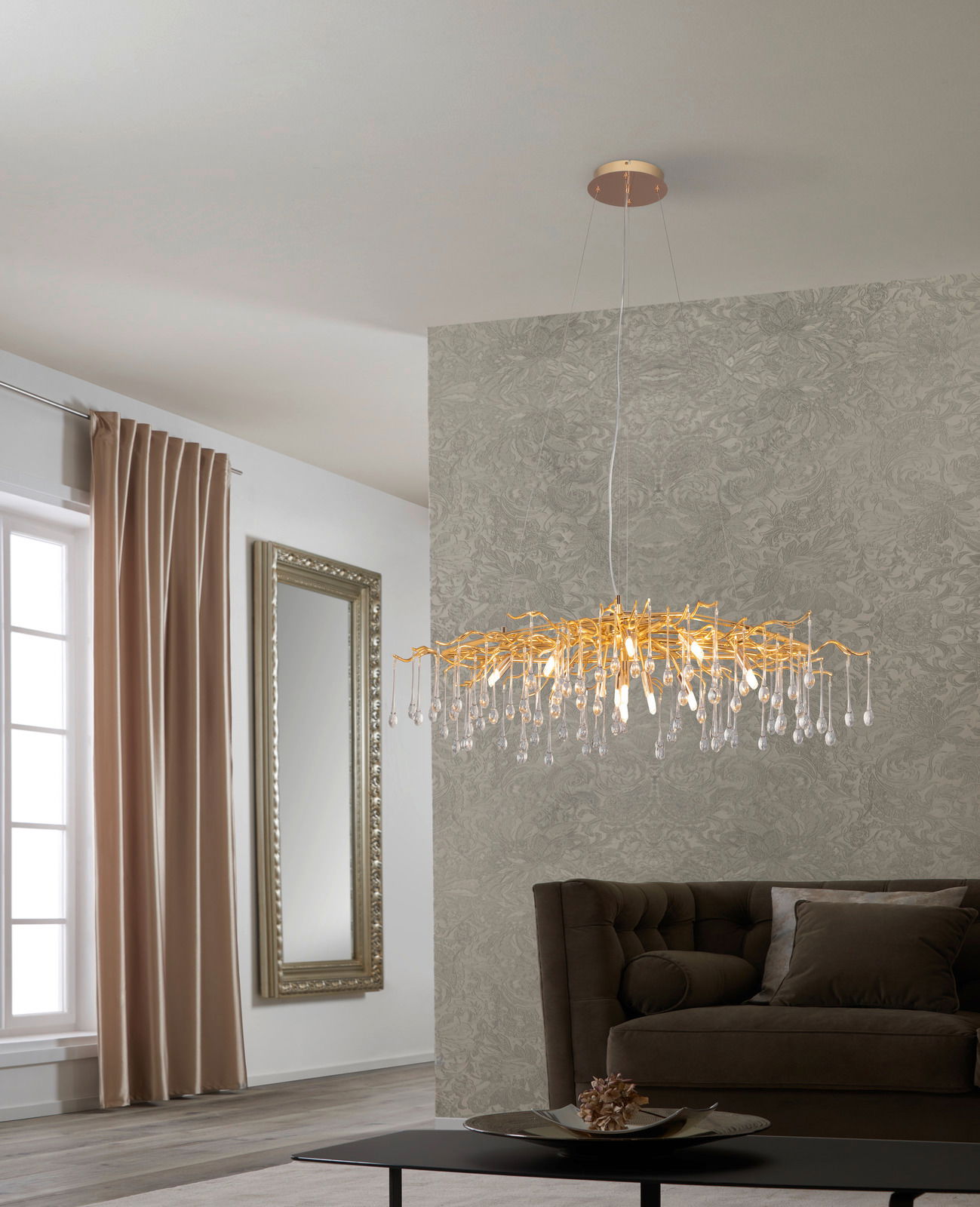 Glandor LED-Hängeleuchte Moderne LED-Hängeleuchte mit goldenen Akzenten und Kristallanhängern, seitliche Perspektive im Wohnzimmer