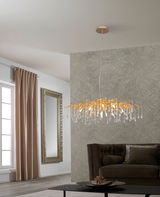 Moderne LED-Hängeleuchte mit goldenen Akzenten und Kristallanhängern, seitliche Perspektive im Wohnzimmer