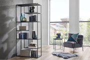 Modernes hohes Regal aus Metall mit mehreren Fächern, dekoriert mit Büchern und Vasen, in einem hellen Raum mit großen Fenstern, seitliche Perspektive.