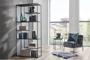 Modernes hohes Regal aus Metall mit mehreren Fächern, dekoriert mit Büchern und Vasen, in einem hellen Raum mit großen Fenstern, seitliche Perspektive.