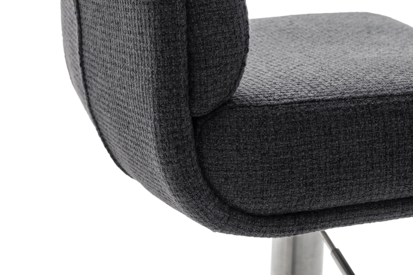 Nahaufnahme eines Barstuhls mit dunkelgrauem Stoffbezug und Metallgestell, seitliche Perspektive.