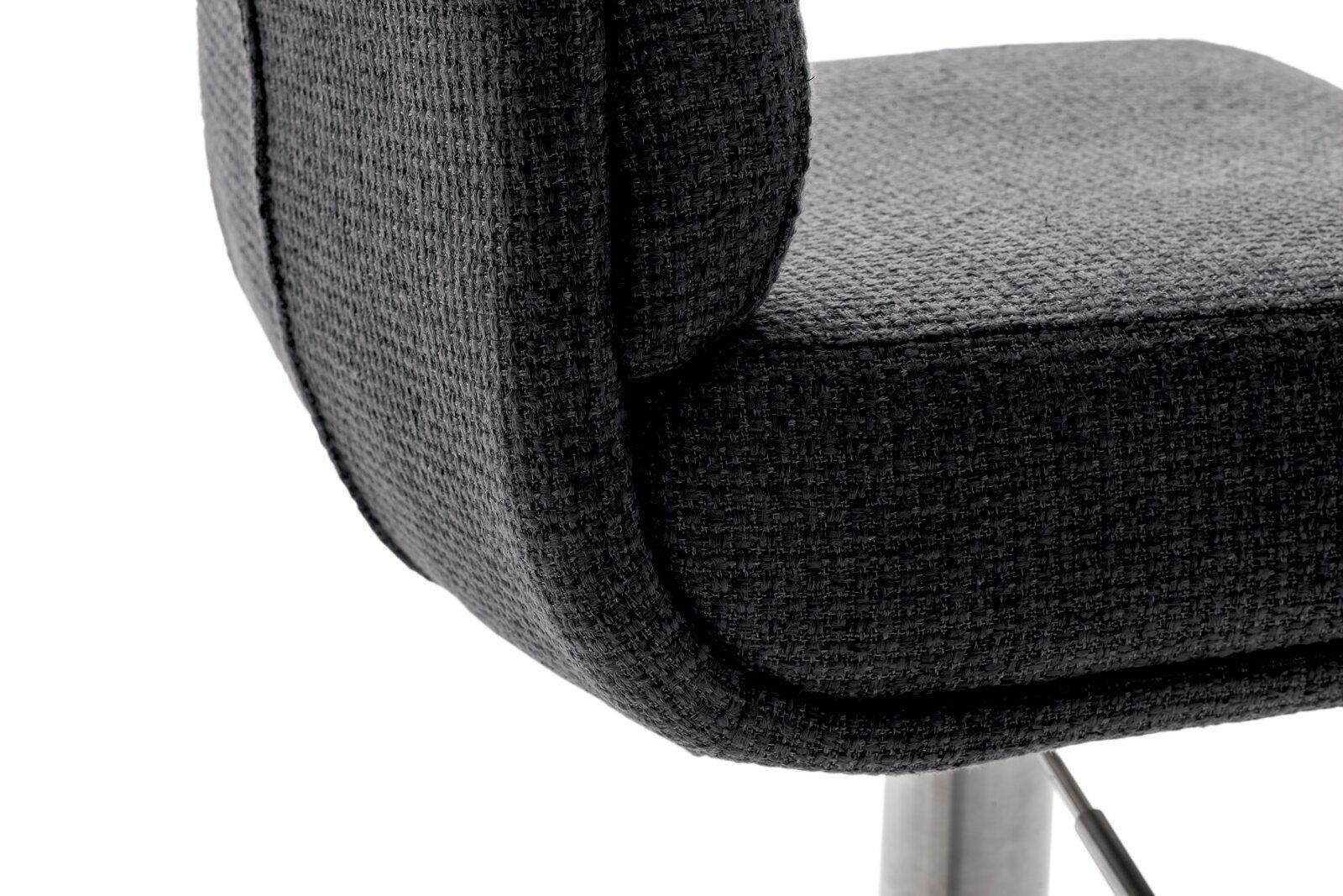 Nahaufnahme eines Barstuhls mit dunkelgrauem Stoffbezug und Metallgestell, seitliche Perspektive.