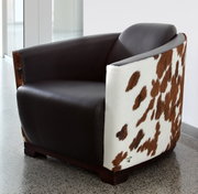 Moderner Sessel mit braunem Leder und Kuhfellmuster, seitliche Perspektive