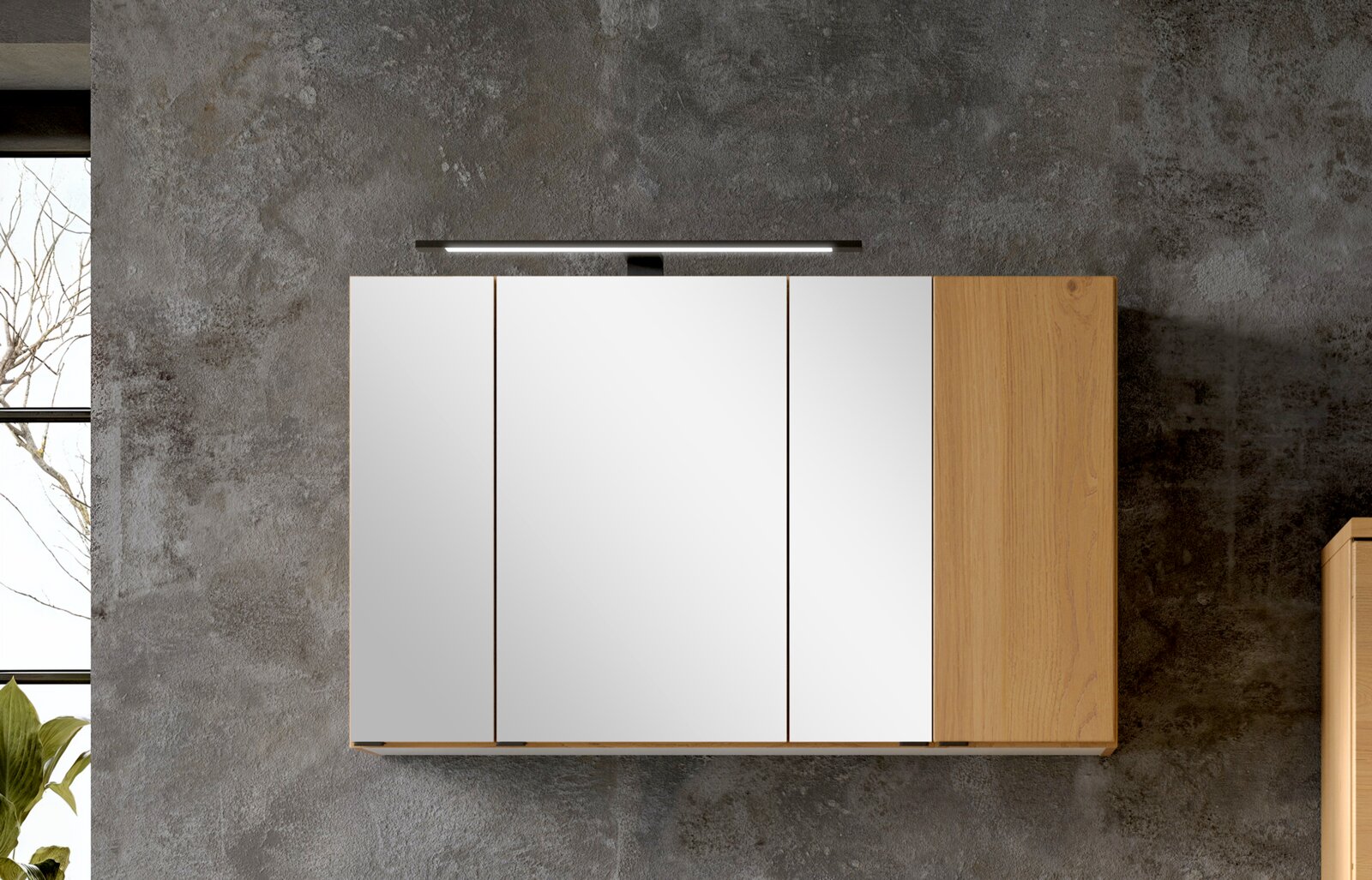 Frontansicht eines modernen Badezimmerspiegelschranks mit drei Spiegeltüren, integrierter LED-Aufsatzleuchte und seitlichem Korpus in heller Holzoptik vor grauer Betonwand