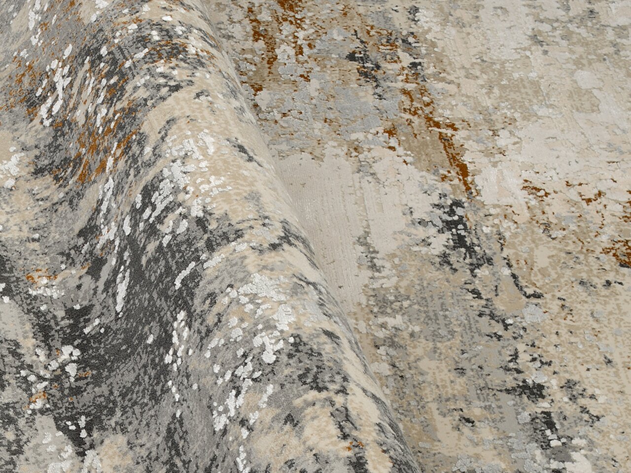 Nahaufnahme eines Designer-Teppichs mit abstraktem Muster in Grau-, Beige- und Brauntönen, aus seitlicher Perspektive aufgenommen.