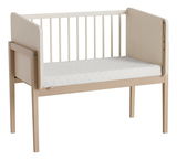 Anstellbett aus Holz mit weißer Matratze, seitliche Perspektive