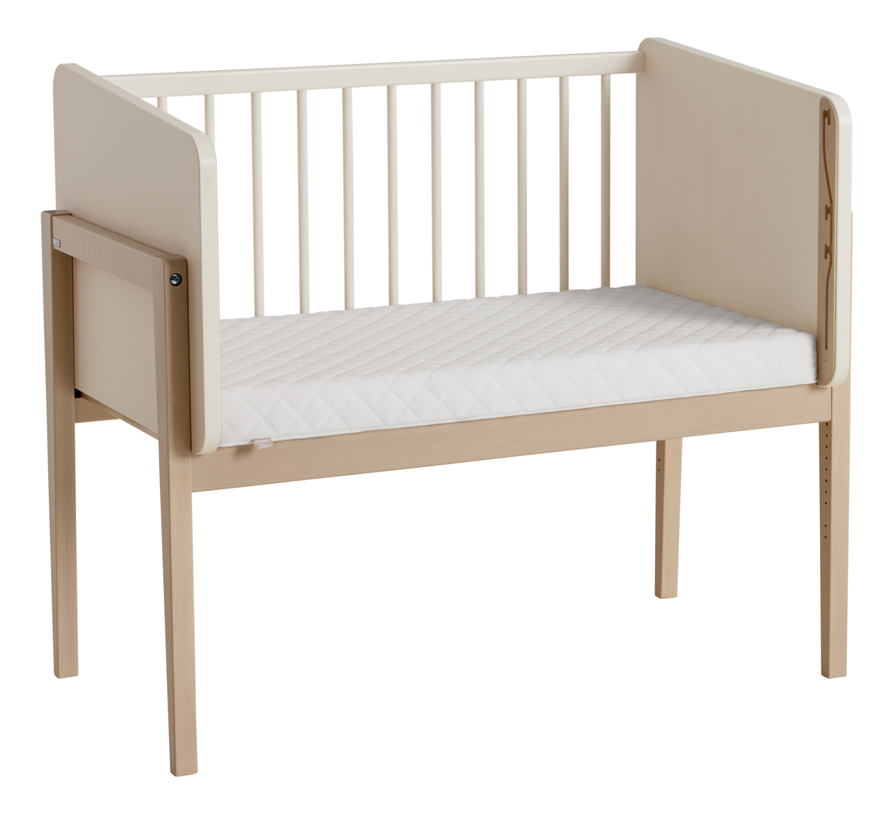 Anstellbett aus Holz mit weißer Matratze, seitliche Perspektive